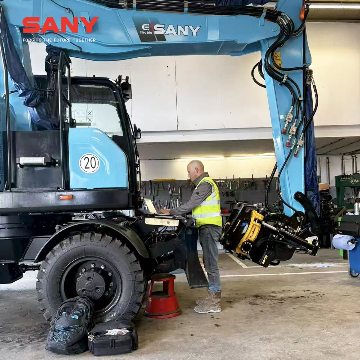 hình ảnh thợ dịch vụ bên máy xúc điện bánh lốp sy175ew
