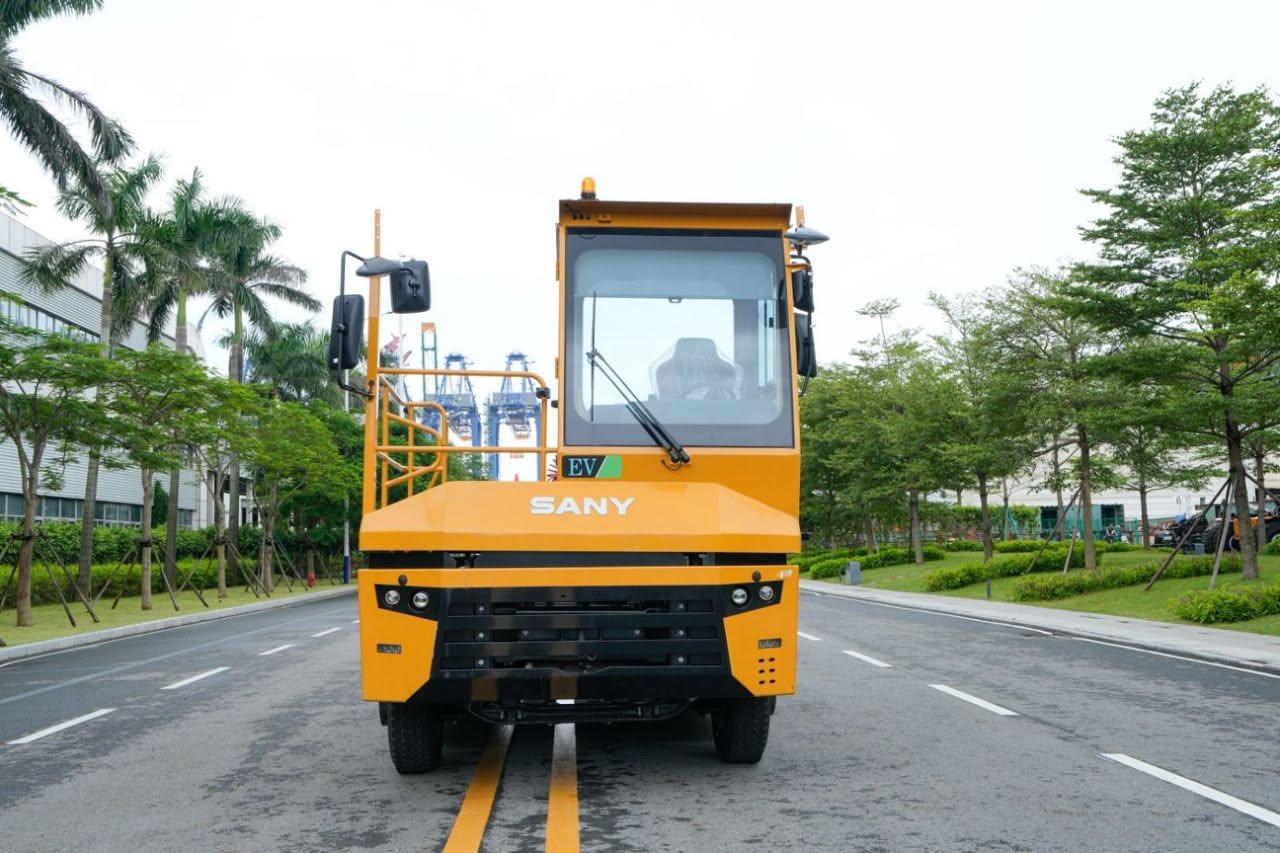 hình ảnh STT4501E2-D, mẫu xe đầu kéo điện chuyên dụng trong cảng