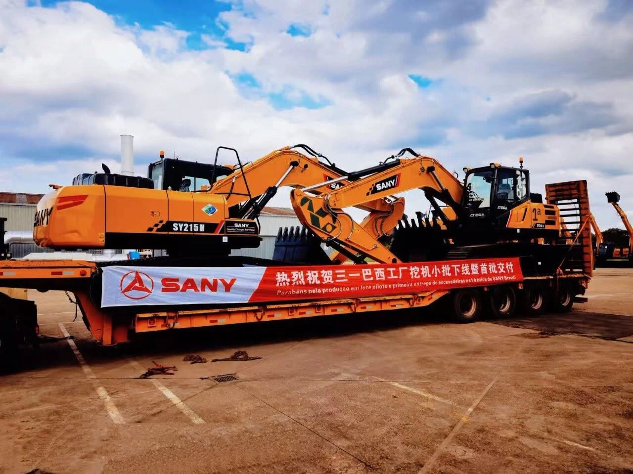 máy xúc sany lên xe vận chuyển