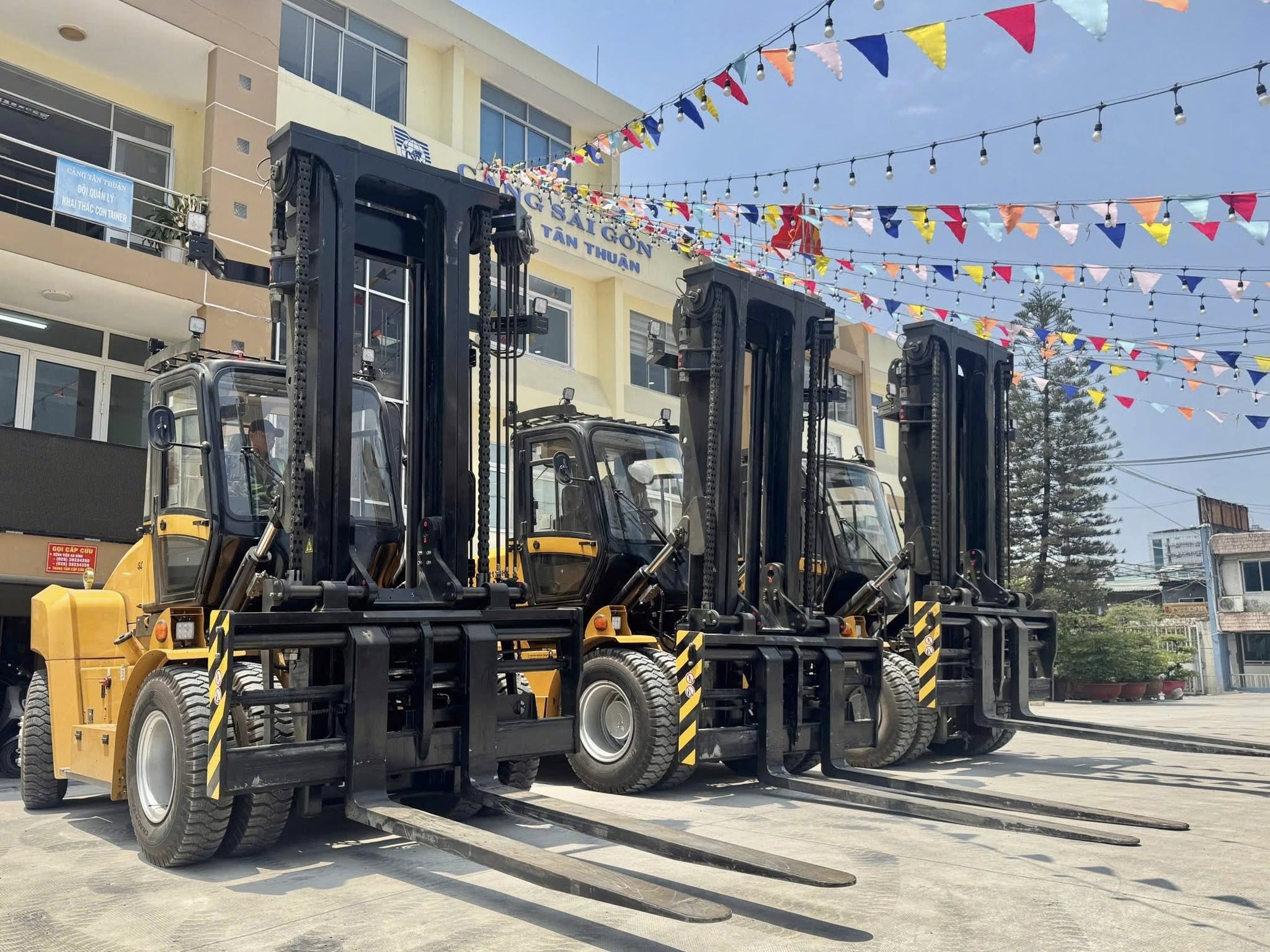 SANY bàn giao lô 3 xe nâng 13 tấn đầu tiên tại Cảng Tân Thuận