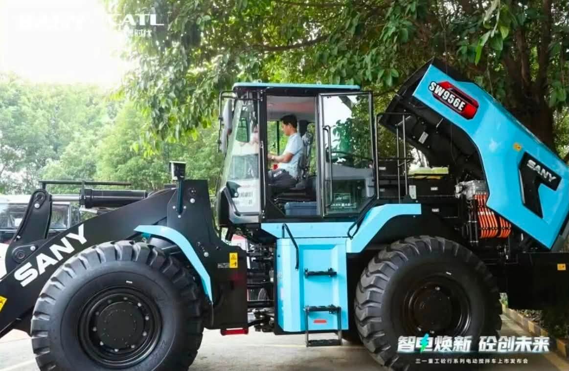 khách hàng thăm quan xúc lật điện SANY