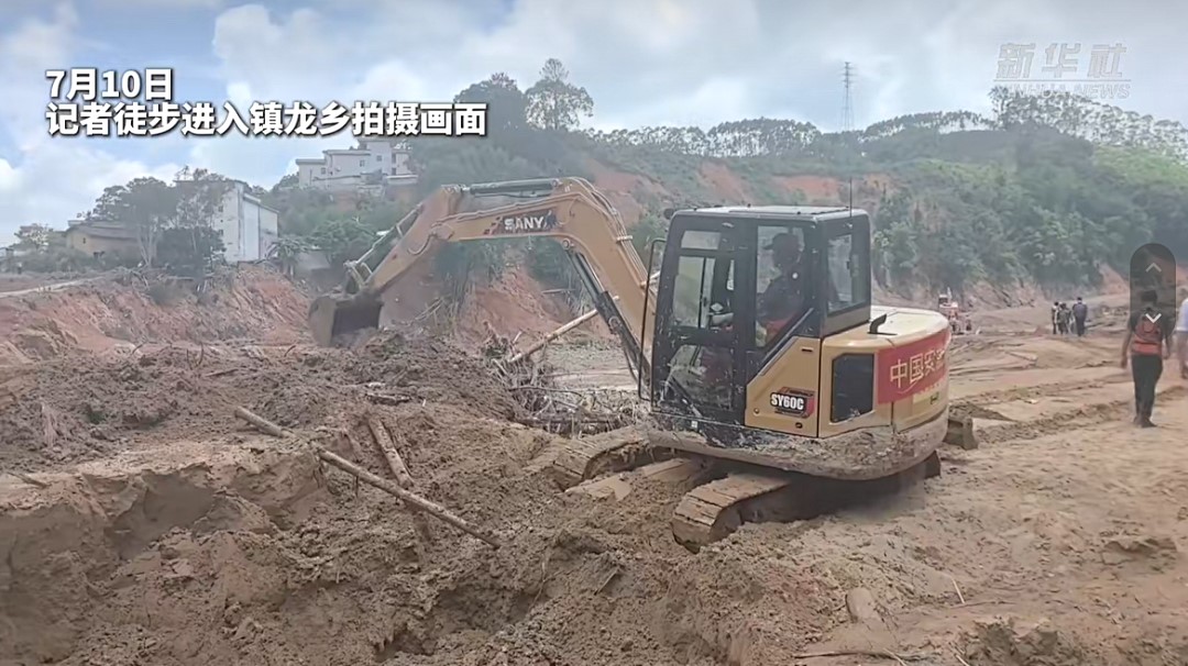 máy xúc sany tham gia cứu hộ