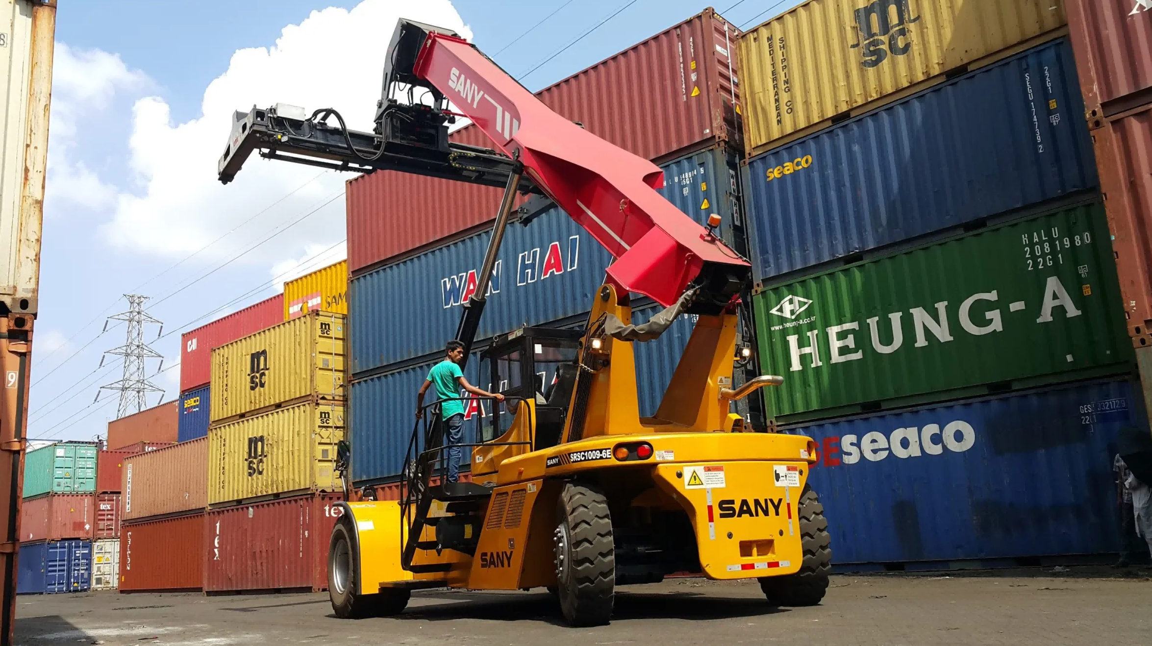 Phân tích công việc: Làm thế nào để trở thành người vận hành xe nâng xếp chồng (stacker)?