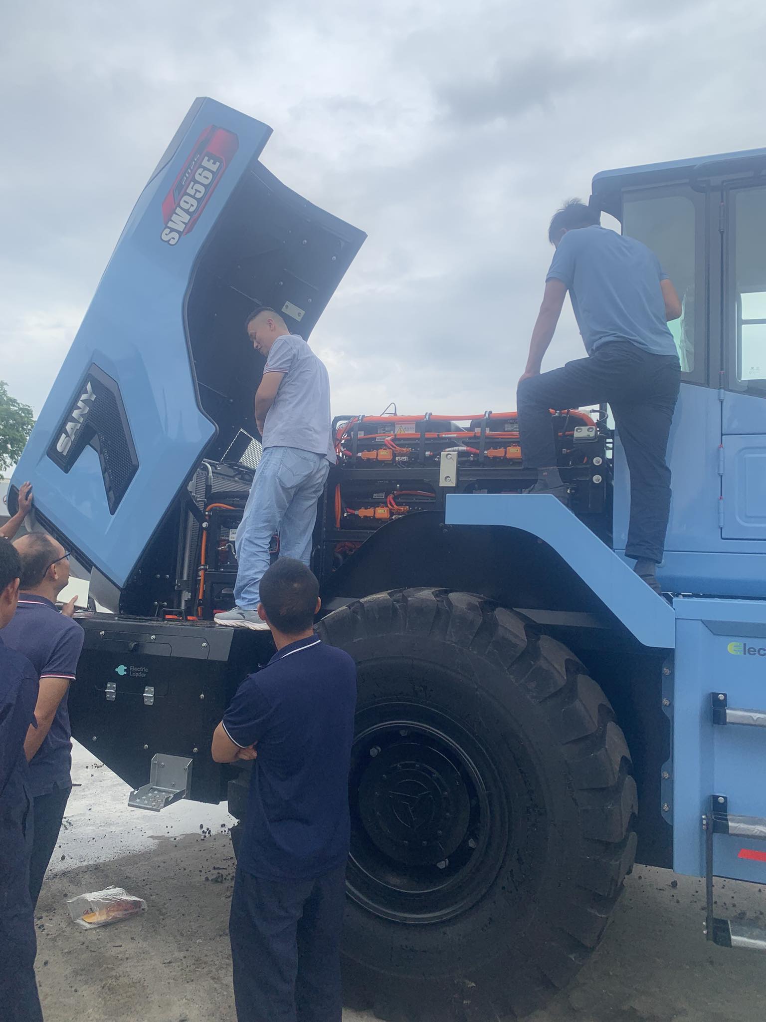 xúc lật điện sany