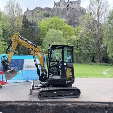 Máy xúc mini SANY SY26C đang thi công ngay dưới biểu tượng huyền thoại Lâu đài Edinburgh