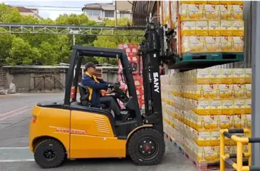 Xe nâng điện SANY bàn giao 100 chiếc tại Ba Lan